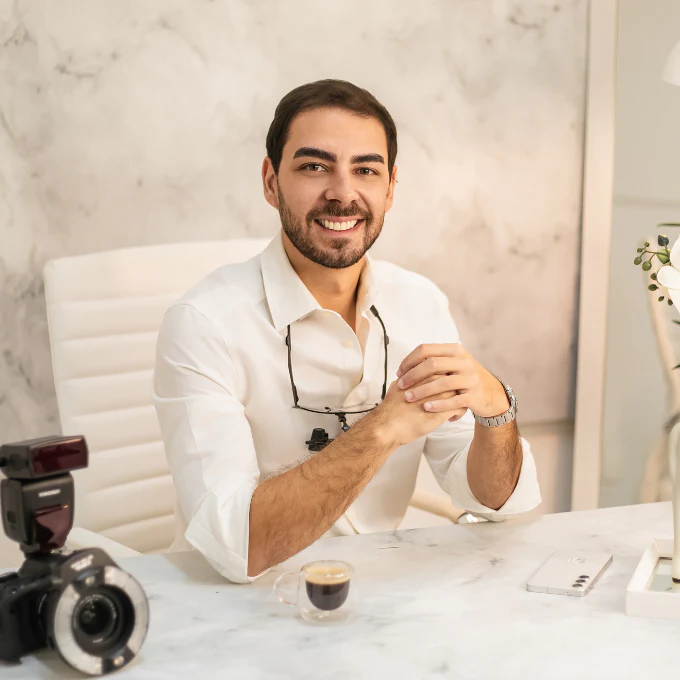 Dr. Caio de Alcântara em seu consultório na Clínica Integrart