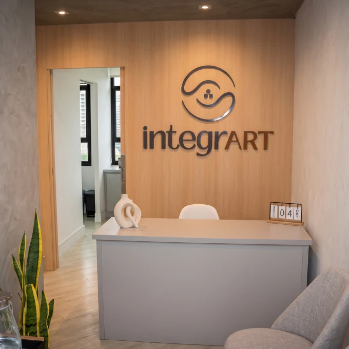 Recepção da Clínica Integrart com logotipo e balcão de atendimento
